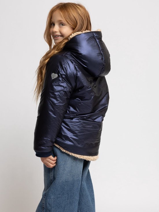 Meisje met lang blond haar draagt een glanzende donkerblauwe winterjas met teddy voering.