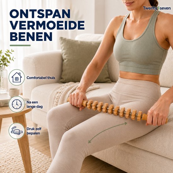 Vrouw met beige sportkleding gebruikt houten massageroller op haar been, zittend op een bank. "Ontspan vermoeide benen."