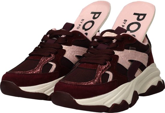 Bordeauxrode sneakers met uitneembare roze inlegzolen met POSH BY POELMAN logo.