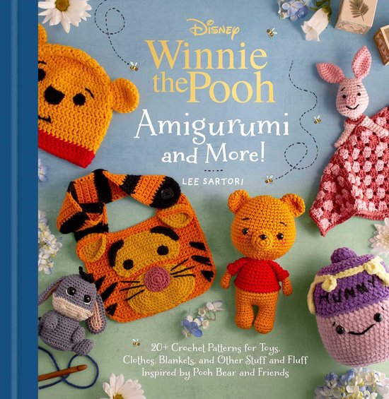 Couverture de livre avec Winnie l'Ourson, Kanga, Tigrou, Bourriquet, Lumpy et un cupcake au crochet. "Disney Winnie the Pooh Amigurumi and More!" avec "20+ Crochet Patterns for Toys, Clothes, Blankets, and Other Stuff and Fluff".