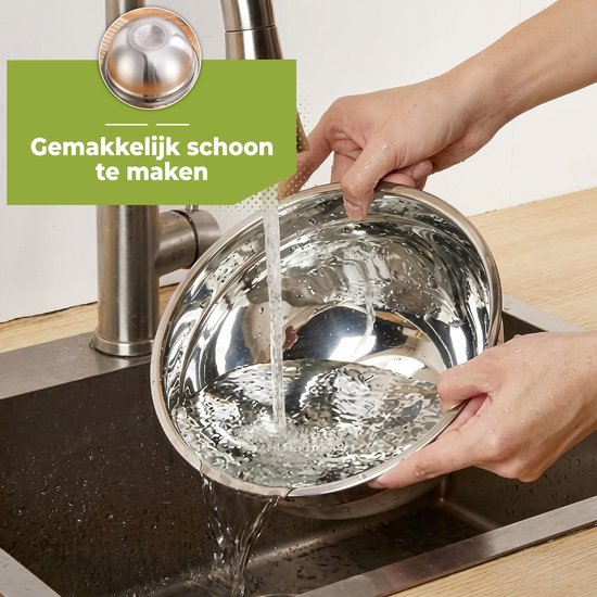 RVS mengkom wordt onder de kraan schoongemaakt.