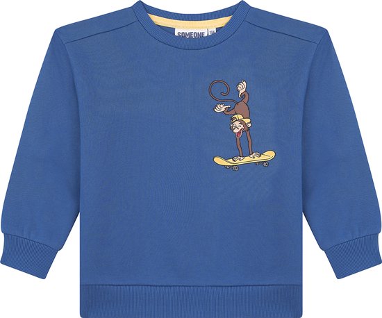Blauwe sweater met een print van een aapje op een skateboard en een geel nekdetail.