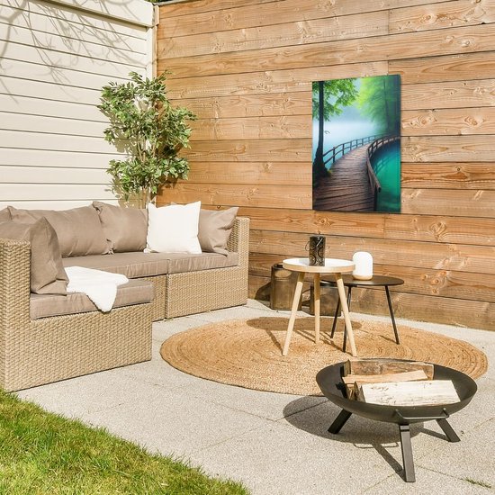 Houten tuinposter met een schilderachtige houten brug over een turquoise water in een mistig bos, boven een loungeset.
