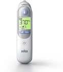 Braun oorthermometer met digitaal scherm dat 37.0°C aangeeft. Met geheugenknop en aan/uit-knop.