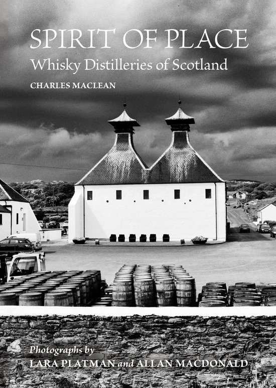 Boekomslag 'Spirit of Place - Whisky Distilleries of Scotland' met een foto van twee witte gebouwen met puntige daken, omringd door vaten.