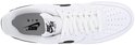 Topview van een witte Nike Air Force 1 '07 sneaker met zwarte Swoosh en logo.