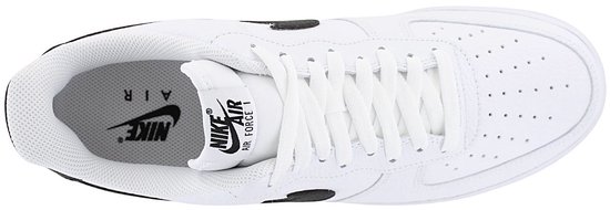 Topview van een witte Nike Air Force 1 '07 sneaker met zwarte Swoosh en logo.