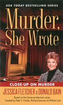 Boekomslag van Murder, She Wrote met Jessica Fletcher in een grijs jasje voor een podiumachtergrond.