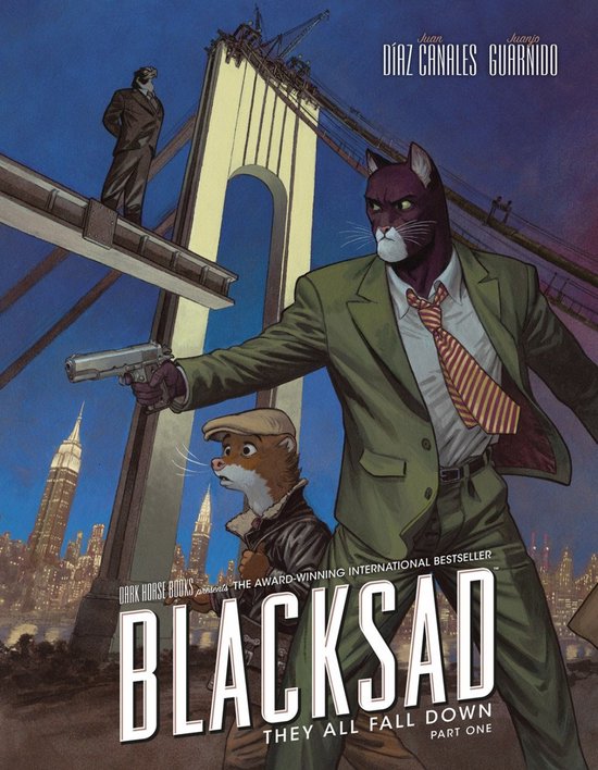 Cover van Blacksad: They All Fall Down - Part One. Een katachtige figuur in een groen pak met een stropdas en een vosje met pet staan voor een brug en een stad bij nacht.