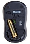 Onderkant van een M185 muis met open batterijvak en een AA batterij.