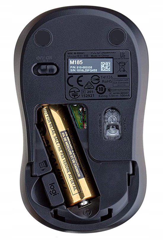 Onderkant van een M185 muis met open batterijvak en een AA batterij.