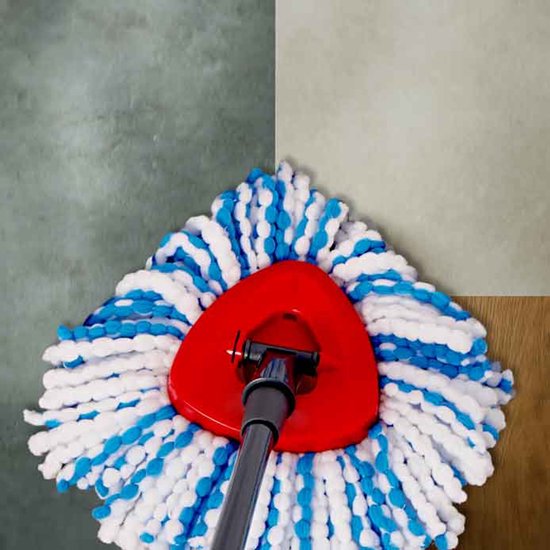 Spinmopkop met rode houder, witte en blauwe vezels, op een betegelde vloer.