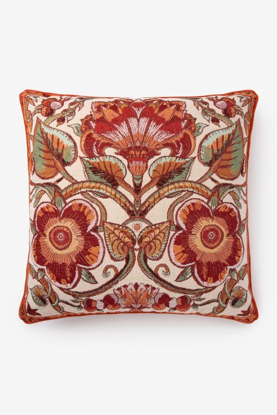 Crèmekleurig kussen met gedetailleerd rood, oranje en groen bloemendessin en oranje bies.