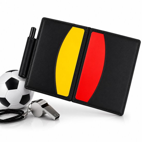Zwart scheidsrechtersmapje met gele en rode kaart, naast een voetbal en fluitje.