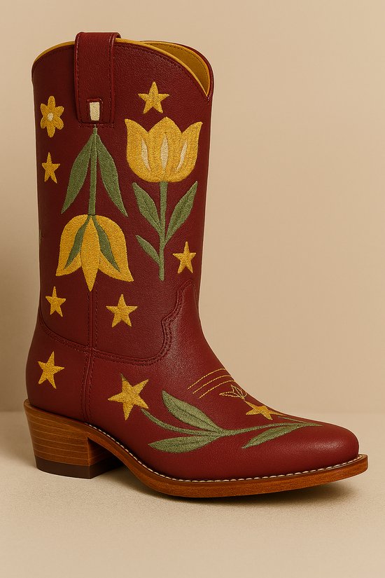 Wijnrode cowboylaars van leer met geborduurde gele tulpen en gouden sterren.