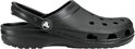 Sabot Crocs noir avec sangle arrière, vu de côté.
