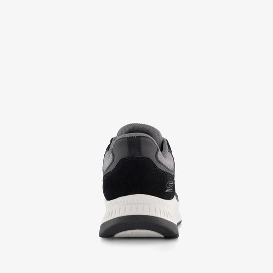 Achterkant van zwarte sneaker met grijze en witte details op de zool. S logo op de zijkant.