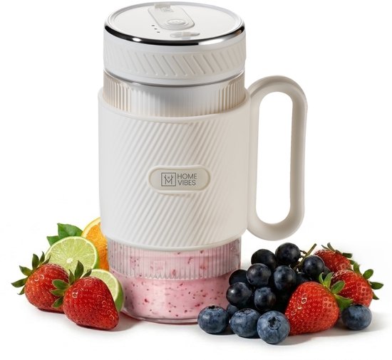 Witte draagbare blender met fruitsmoothie en fruit, waaronder aardbeien, bosbessen, druiven, kiwi en sinaasappel.