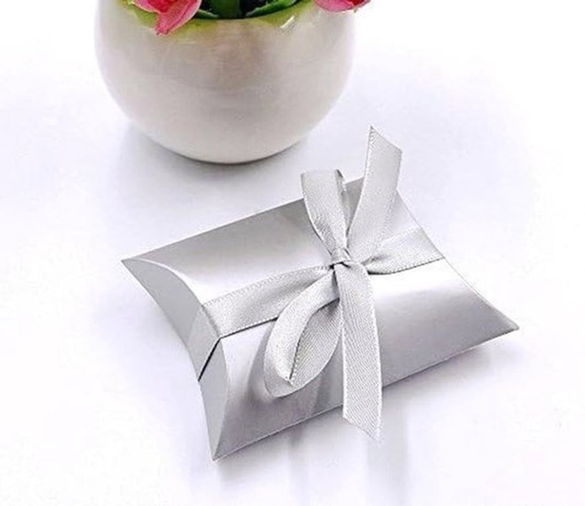 Geschenkdoosjes 50 stuks - Kartonnen Doosjes - Zilveren Kussenvorm - Gouden Strepen - Voor Huwelijksgasten - Afmetingen 9 x 6,5 x 2,5 cm - Cadeauverpakking