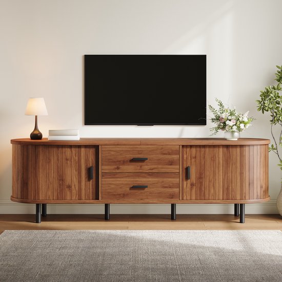 Tv-meubel van walnoothout met twee deuren en twee lades, in een woonkamer met tv en accessoires. Afgeronde hoeken, zwarte handgrepen en pootjes.