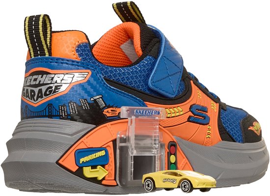 Blauwe en oranje sneaker met 'Skechers Garage' print, vetersluiting en een speelgoedauto in de zool.