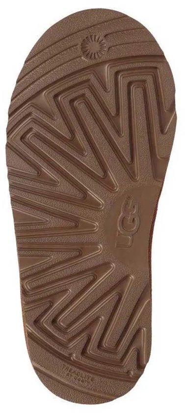 Bruine UGG-zool met groeven en UGG-logo.