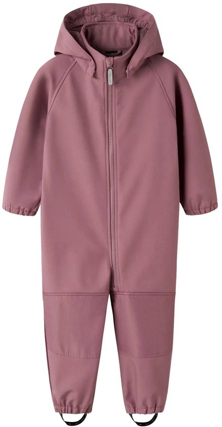 Roze softshell regenpak met capuchon, ritssluiting en voetenbandjes.