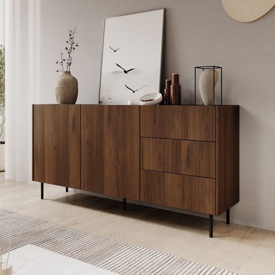 Commode en chêne foncé avec quatre portes et trois tiroirs, sur pieds noirs.