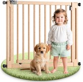 Baby en golden retriever puppy bij een houten traphekje op een groen vloerkleed.