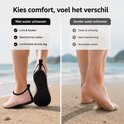 Vrouw op strand met roze waterschoenen aan (links) en blote voeten (rechts).