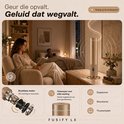 Vrouw leest boek in woonkamer met gouden FUSIFY LX geurverspreider. Stil, krachtig, duurzaam en ontworpen voor stille werking.