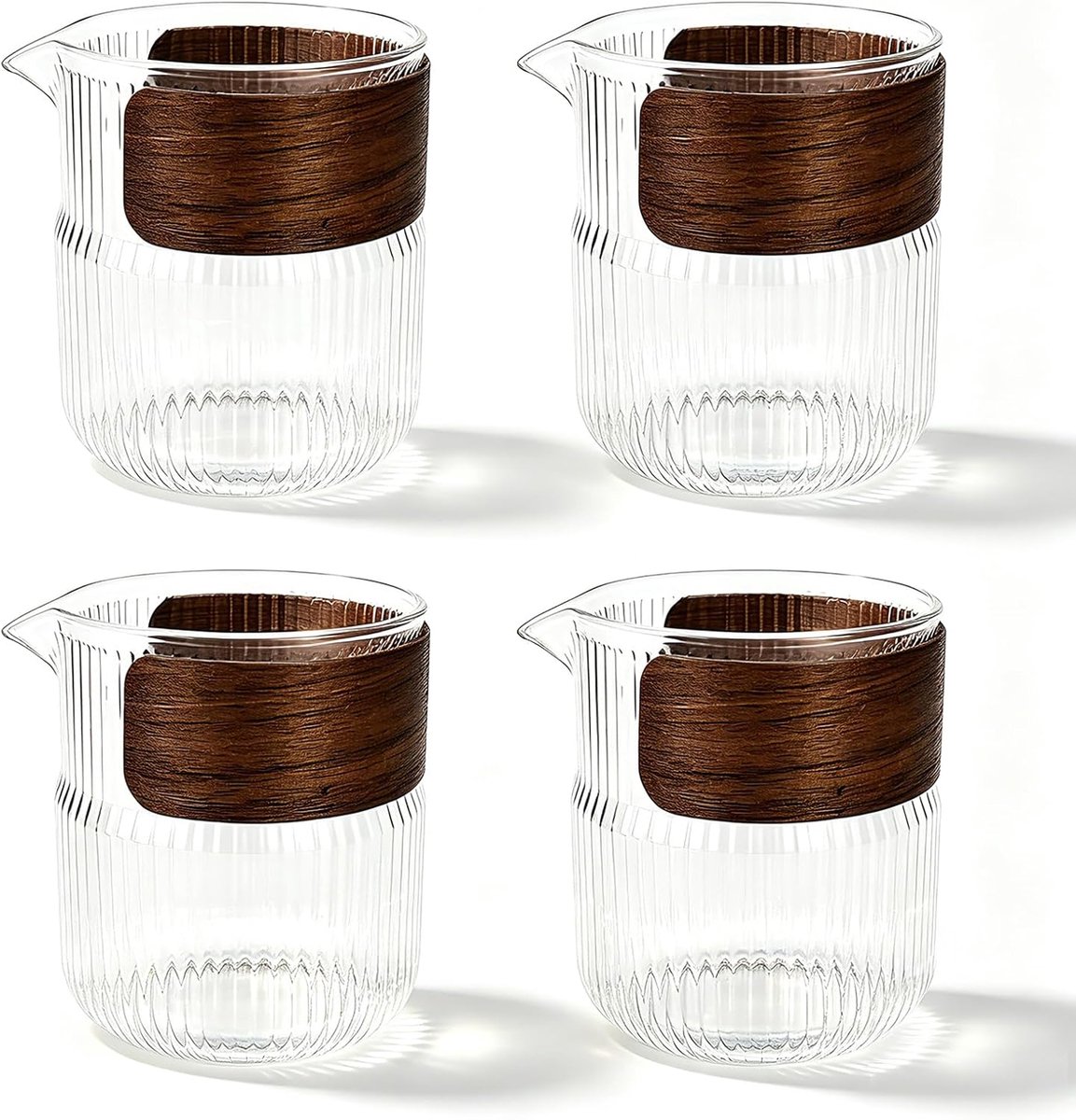 Set van 4 geribbelde glazen melkkanjers 300 ml met houten band, transparante schenkpotjes voor melk, room, koffie en thee