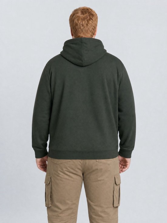 Achterkant van een man met rode baard in een donkergroene hoodie en beige cargobroek.