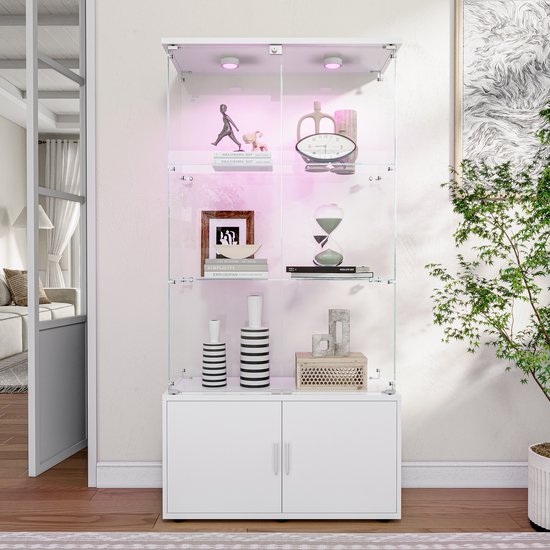 Vitrine blanche avec portes vitrées, éclairée par des spots LED roses, remplie de décorations. Dans un intérieur moderne.