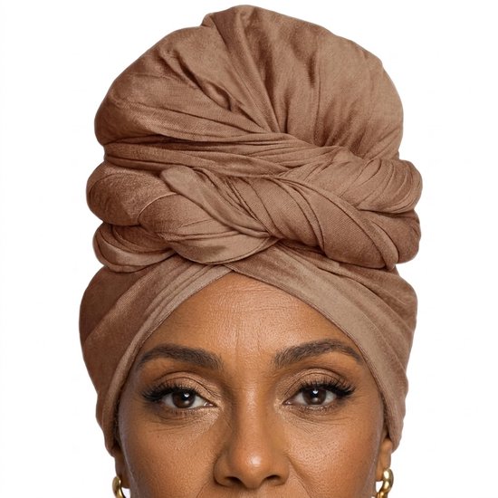 Close-up van een vrouw met een bruine hoofddoek in tulbandstijl.
