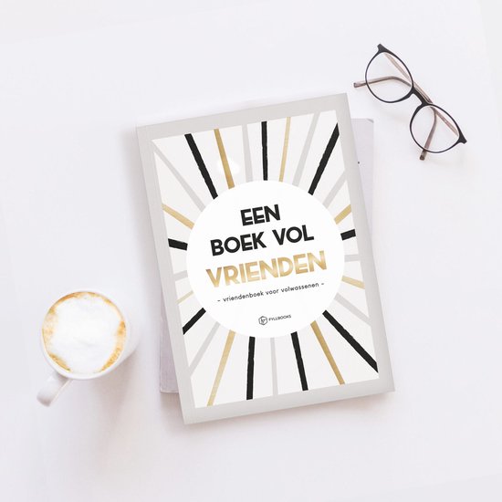 Bovenaf gezien 'Een boek vol vrienden' naast een kop koffie en een bril.