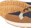 Detail van de zool en neus van een donkerblauwe en bruine Jack & Jones sneaker met suède.