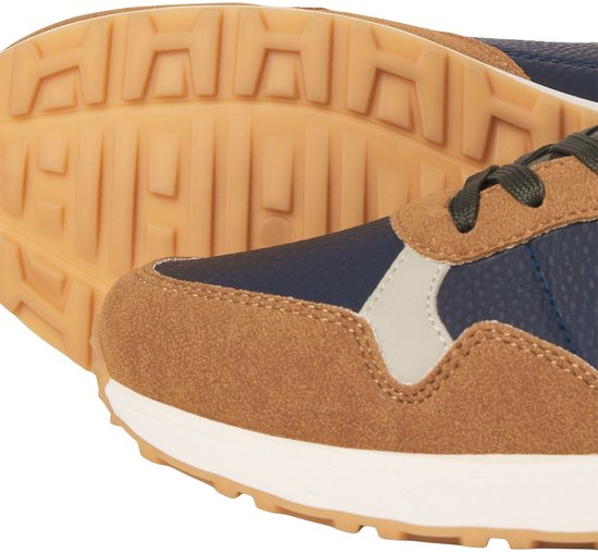 Detail van de zool en neus van een donkerblauwe en bruine Jack & Jones sneaker met suède.