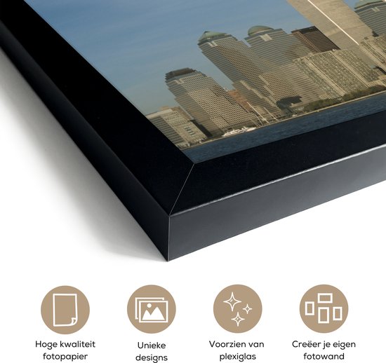 Poster in lijst - Fotolijst 30x20 cm - Posters - In het midden het het World trade center onder een helderblauwe lucht - Posterlijst zwart - Decoratie - Wanddecoratie woonkamer - Muurdecoratie slaapkamer