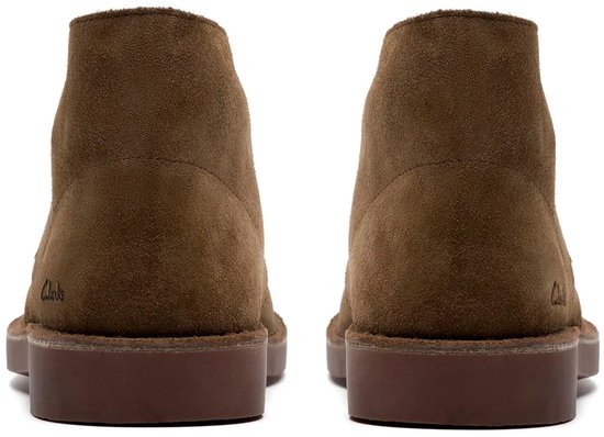 Twee bruine suède woestijnschoenen, achterkant, met donkerbruine zolen.