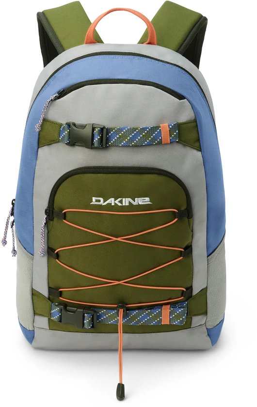 Dakine Grom rugzak in blauw, grijs en groen. Met oranje bungee koord en ruitpatroon band.