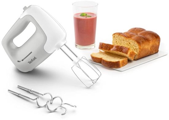 Witte Tefal handmixer met grijze accenten, inclusief deeghaken en gardes, naast een glas smoothie en gesneden brood.