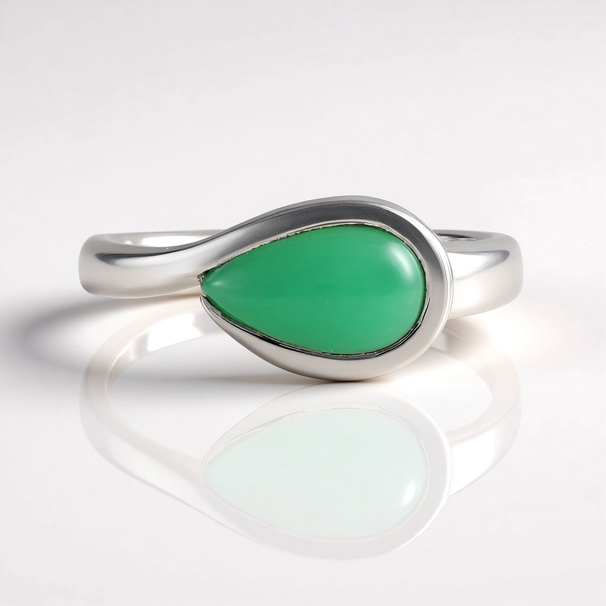 Cavill - 1,8 Karaat Chrysopraas Ring - 925 Sterling Zilver Verstelbaar - Peervorm Cabochon - Modern Design - Luxe Groene Edelsteen