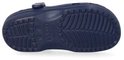 Dessous d'un sabot Crocs bleu marine avec semelle Croslite et logo.