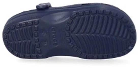 Dessous d'un sabot Crocs bleu marine avec semelle Croslite et logo.