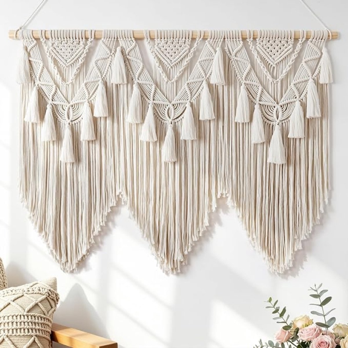Groot macramé wandtapijt beige - Boho wanddecoratie met kwastjes - 108 cm