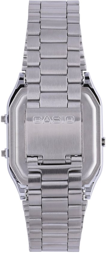 Achterkant van een zilverkleurig metalen horloge met 'CASIO' logo. Vierkante kast.