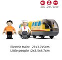 Gele elektrische trein met ramen en twee speelgoedfiguren, één met pilotenmuts.