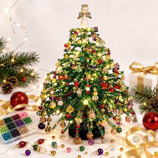 Handgemaakte kerstboom van kralen met warme LED-lampjes, versierd met veelkleurige kralen en ornamenten.