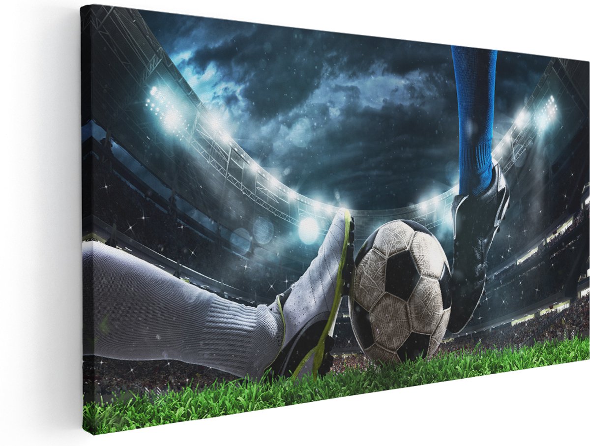 Artaza Canvas Schilderij Voetbal Sliding Op De Bal In Het Stadion - 180x90 cm - Groot - Wanddecoratie Woonkamer - Schilderijen - Muurdecoratie